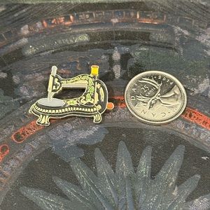 ADORABLE vintage sewing machine enamel pin gold tone